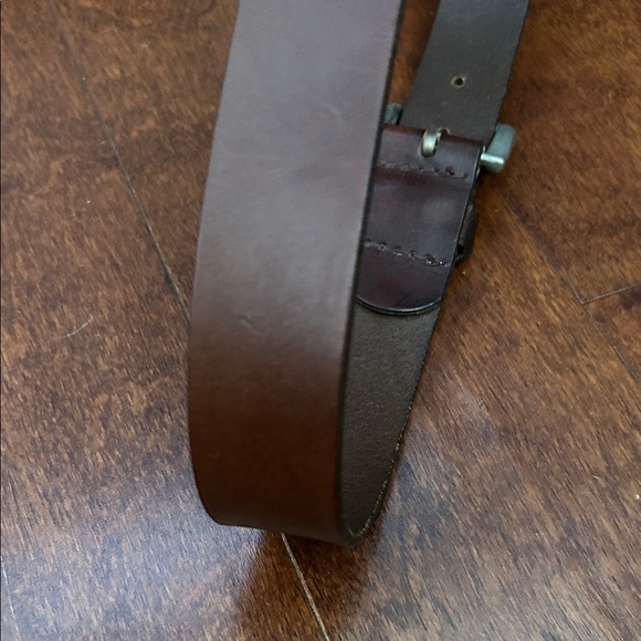 Vintage Guess Women’s Brown Leather Belt with Nickel Toned Buckle, Size Small - Picture 5 of 16